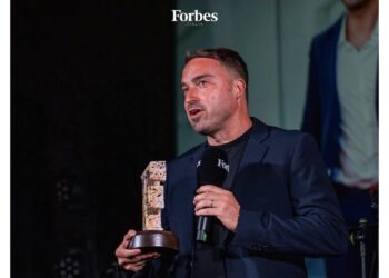 El productor de cine Nicola Liguori recibe el premio “Excelencia No Convencional 2025” de Forbes en el marco del Festival de Venecia