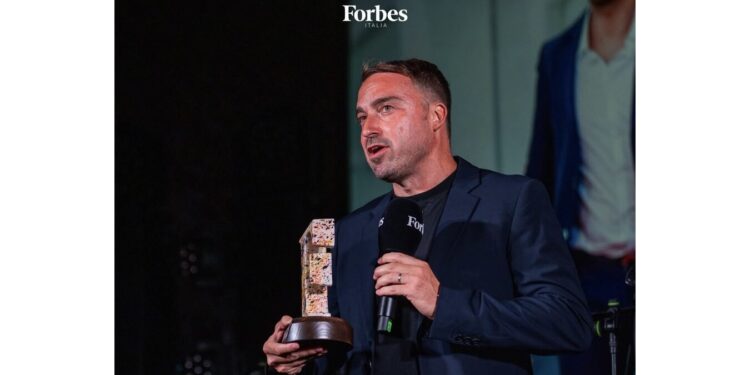 El productor de cine Nicola Liguori recibe el premio “Excelencia No Convencional 2025” de Forbes en el marco del Festival de Venecia