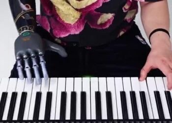 BrainCo helps amputee play piano alongside robot