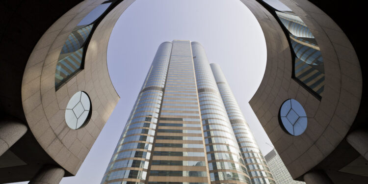 Hong Kong’s IPO Boom: Gateway or Risk Trap for Investors?